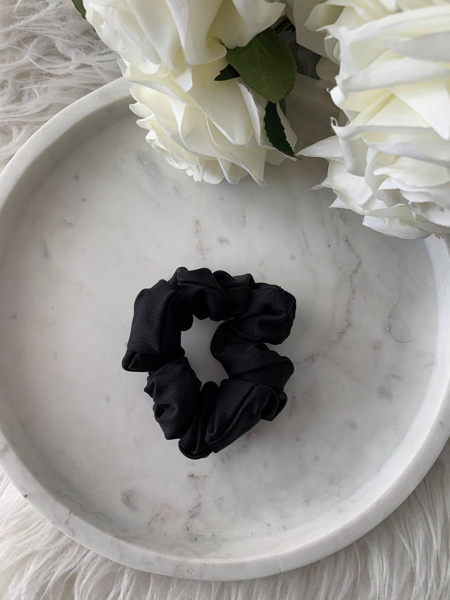SHINY BLACK SCRUNCHIE HAIR TIE