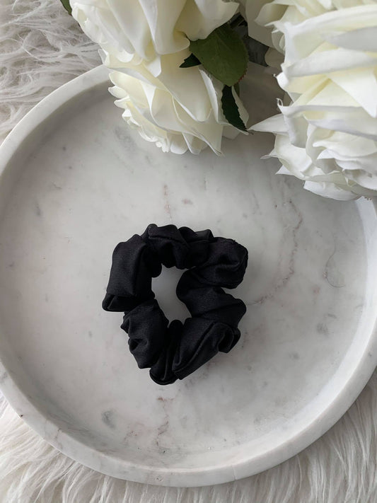 SHINY BLACK SCRUNCHIE HAIR TIE