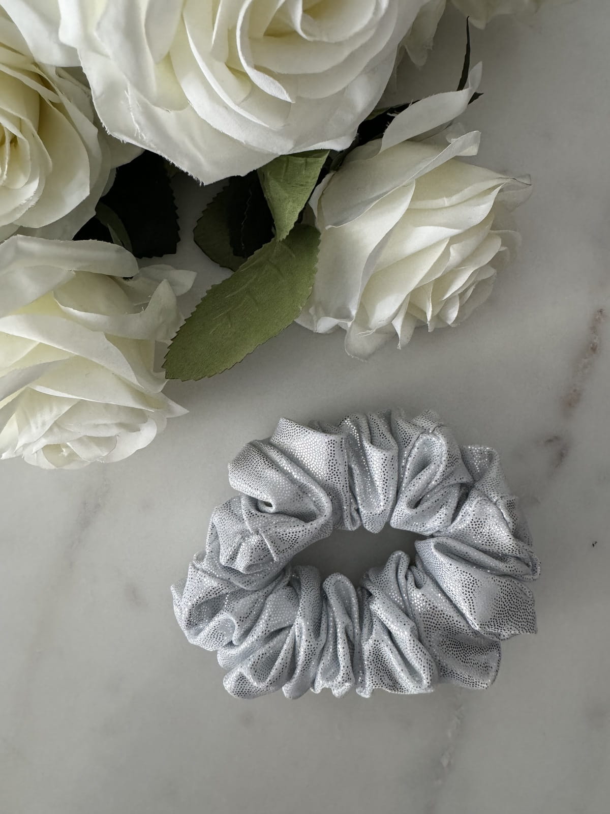 SILVER SCRUNCHIE GUMKA DO WŁOSÓW