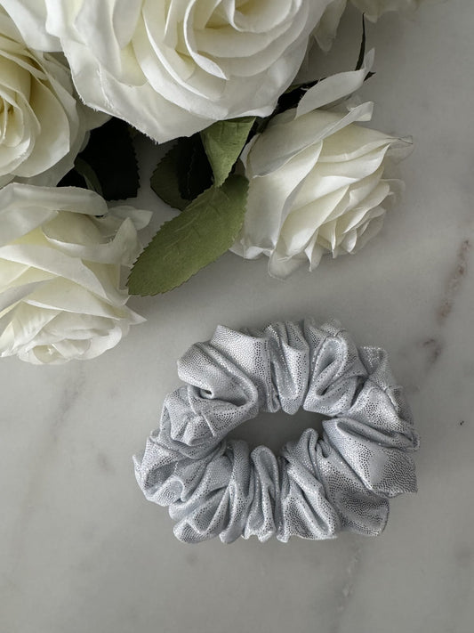 SILVER SCRUNCHIE HAIR TIE 